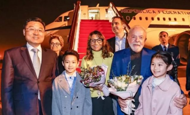 Lula chega a Xangai com Janja e é recepcionado por vice-chanceler da China