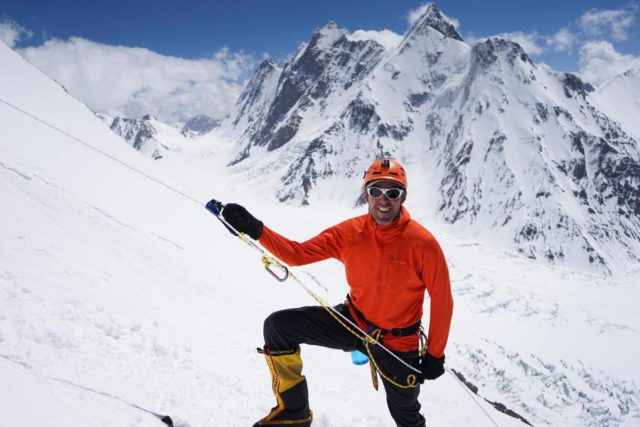 Noel Hanna, que escalou o Monte Everest 10 vezes, escalou o pico Annapurna de 8.091 metros no oeste do Nepal na segunda-feira e morreu durante a noite