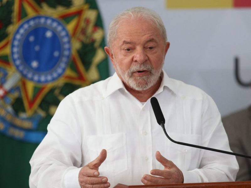 Brasília (DF), 28/04/2023 - O presidente Lula participa, da cerimônia de sanção do PLN 2/23 e assinatura da Medida Provisória que concede reajuste de 9% aos servidores do Executivo federal. Foto José Cruz/Agência Brasil.