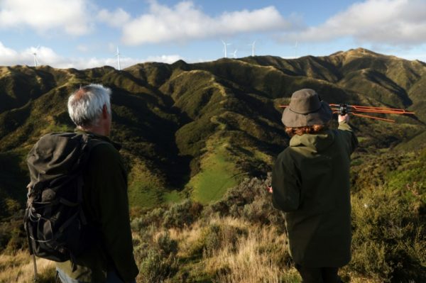 Membros da Capital Kiwi Project usam receptor de rádio para localizar kiwis, em Wellington, 12 de abril de 2023 - AFP