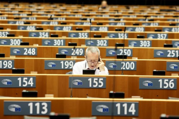 Eurodeputados querem regular uso de aplicativos de IA
