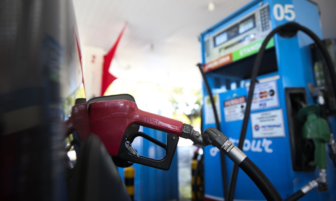 A gasolina fecha o período sendo comercializado a média de R＄ 5,51. Já o preço do etanol recuou 0,26% comercializado a R＄ 3,91.