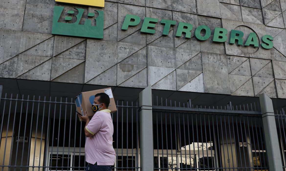 Petrobras anuncia fim de paridade e adota nova política de preços para combustíveis