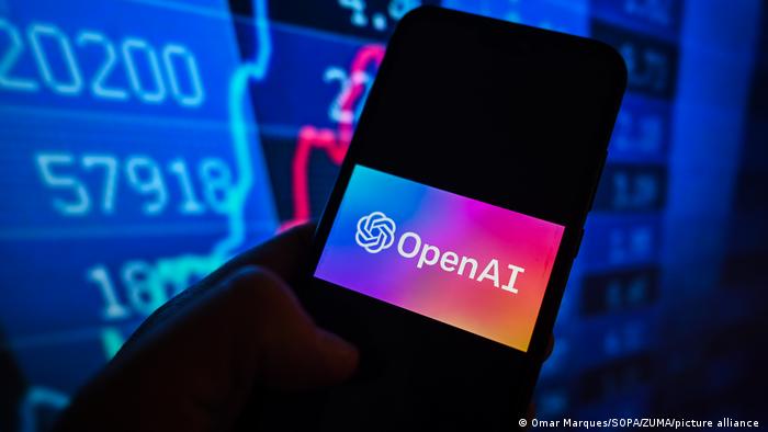 Celular com logo da Open AI