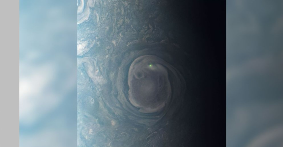 Em Júpiter, as colisões emergem de nuvens resultantes de amônia e água, e ocorrem com mais frequência perto dos pólos do planeta.