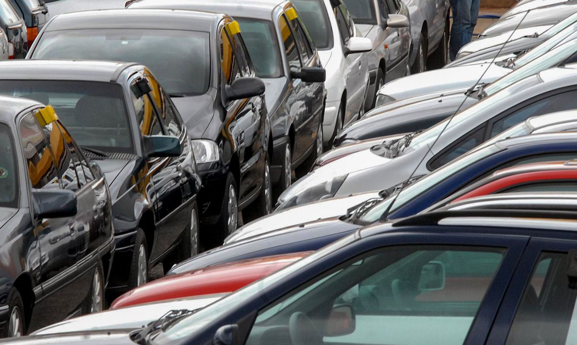 Com ajuda do governo, venda de carros avança 6,4%