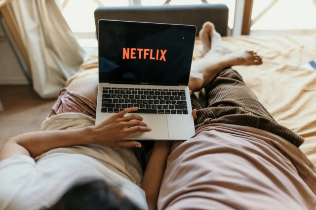 Usuários ameaçam CANCELAR a Netflix pela cobrança de taxa por