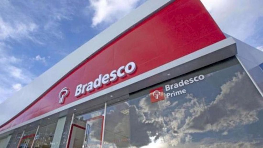 O Bradesco tem 2.679 agências bancárias em operação no País, mas em cerca de 50 localidades ainda há carência de internet rápida, sendo a maioria delas nas regiões Norte e Nordeste.