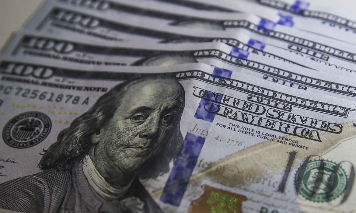 Dólar cai a R$ 4,87 com ingresso de fluxo estrangeiro