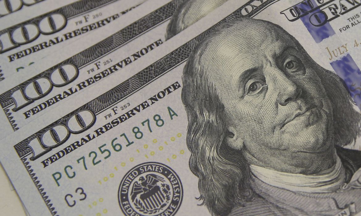 Dólar recua com exterior antes de CPI dos EUA