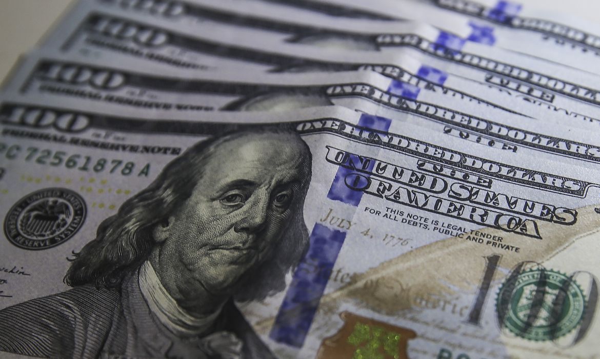 Dólar recua com alívio em rendimento de Treasuries e alta de commodities
