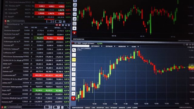 As blue chips de commodities Vale e Petrobras voltaram a operar em alta há instantes