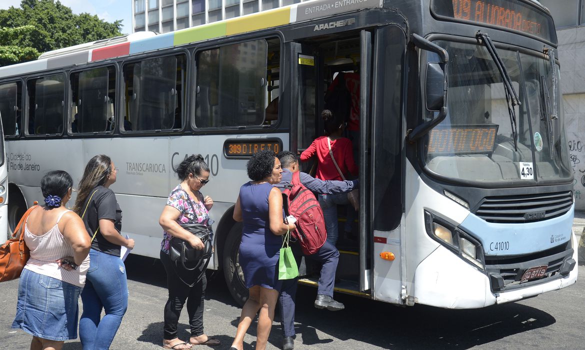 Redução da tarifa e tempo de espera motivariam uso do transporte público, indica pesquisa CNI