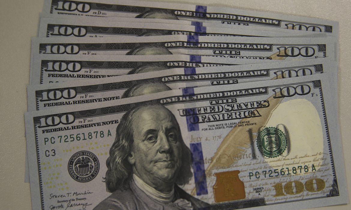 Dólar cai ante real, mas cautela no exterior antes de Fed limita movimento