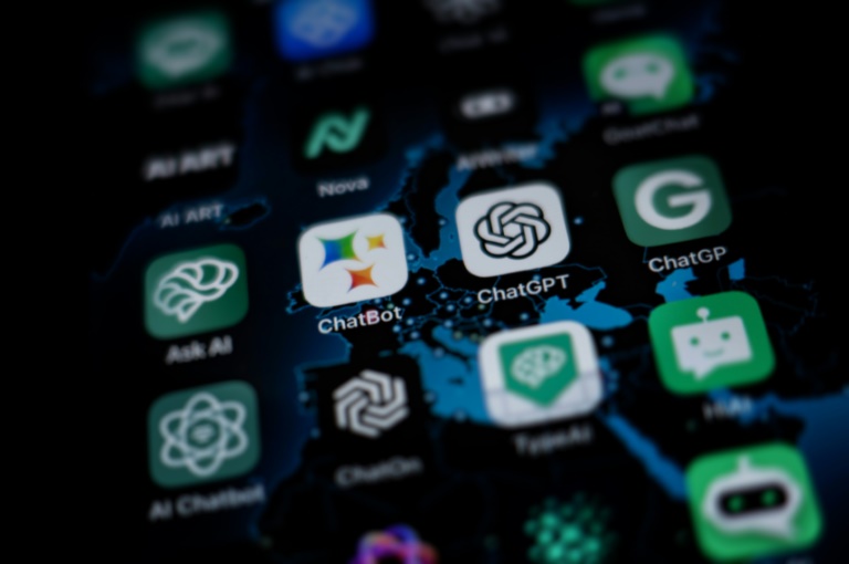 Ícones de aplicativos de IA do Google, BardAI (ou ChatBot), OpenAI ChatGPT em um celular, em foto tirada em Oslo, Noruega, em 12 de julho de 2023