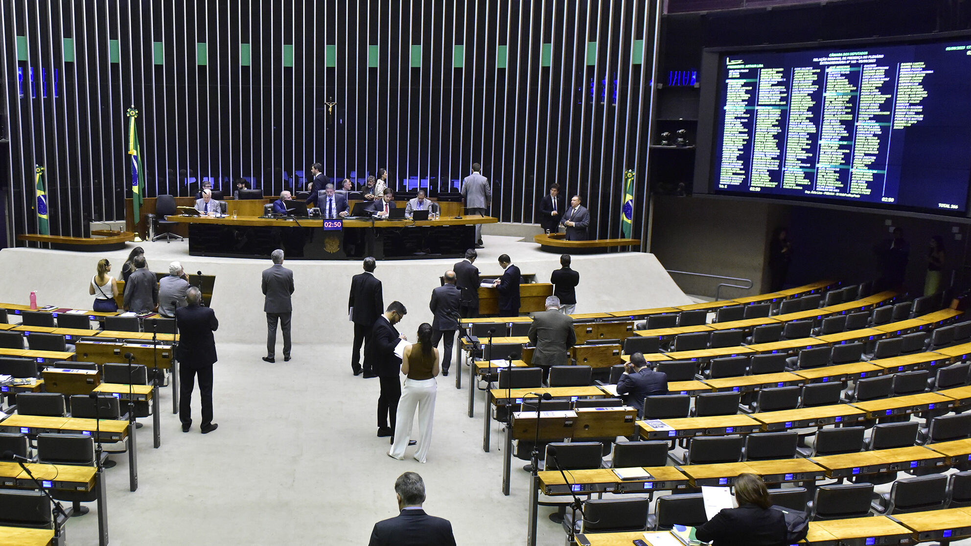 Câmara aprova projeto do Desenrola que liam o juros do rotativo