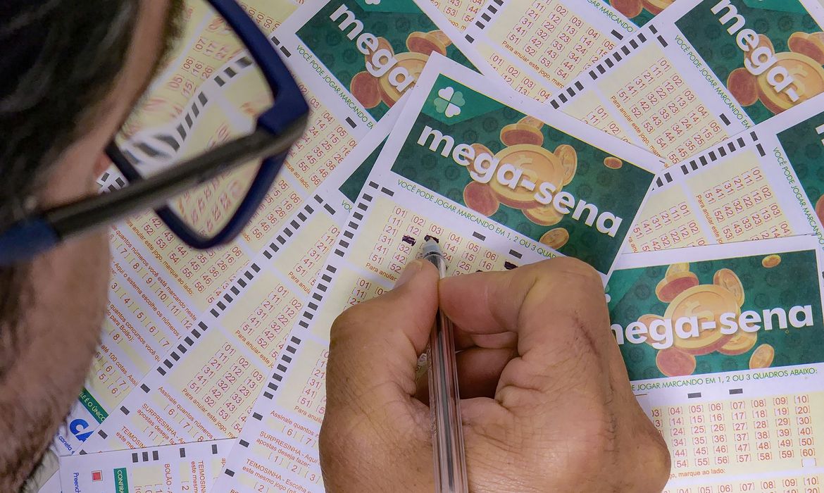 As apostas podem ser feitas até as 19h (horário de Brasília), nas casas lotéricas credenciadas pela Caixa, em todo o país ou pela internet.