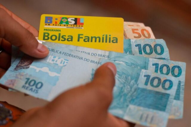 Caixa paga novo Bolsa Família a beneficiários com NIS de final 4