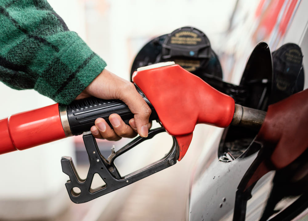 Gasolina passa a ficar mais cara no Brasil do que no exterior; diesel está 6% mais barato