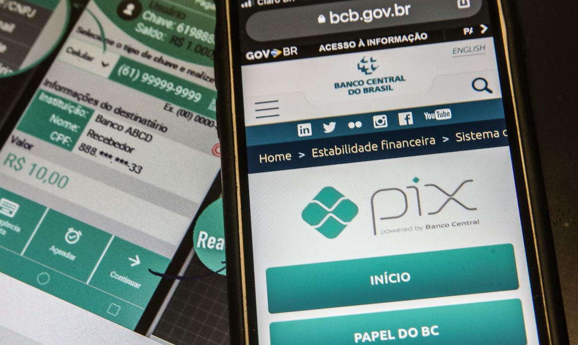 Pix leva a explosão em transações bancárias desde 2021, e também aumenta fraudes, diz Febraban