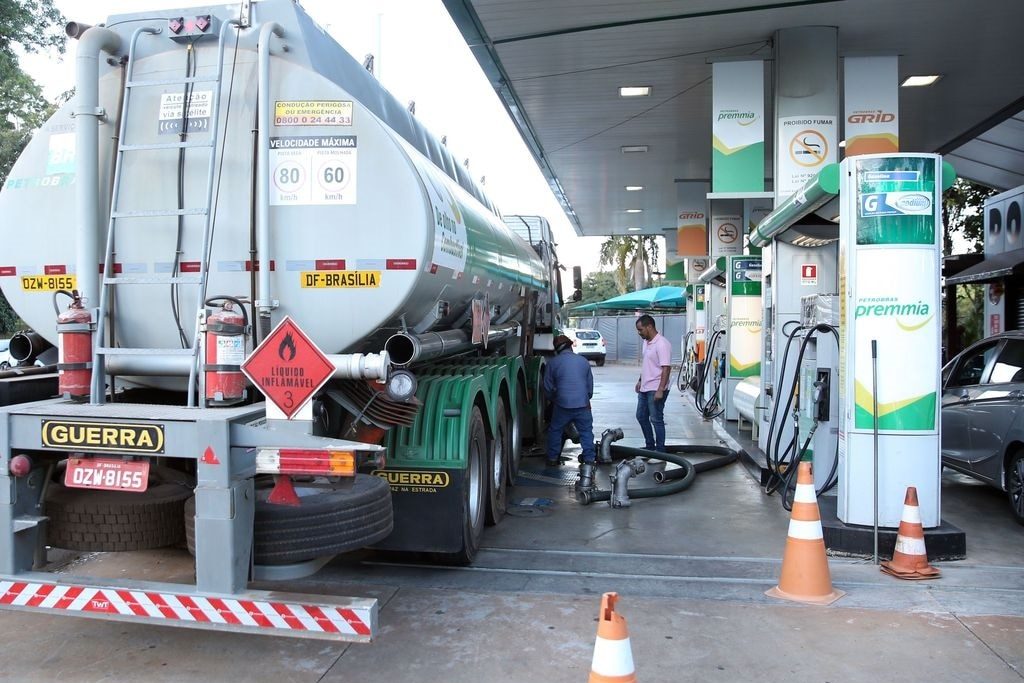 Gasolina e Diesel no Brasil estão mais caros em relação ao exterior
