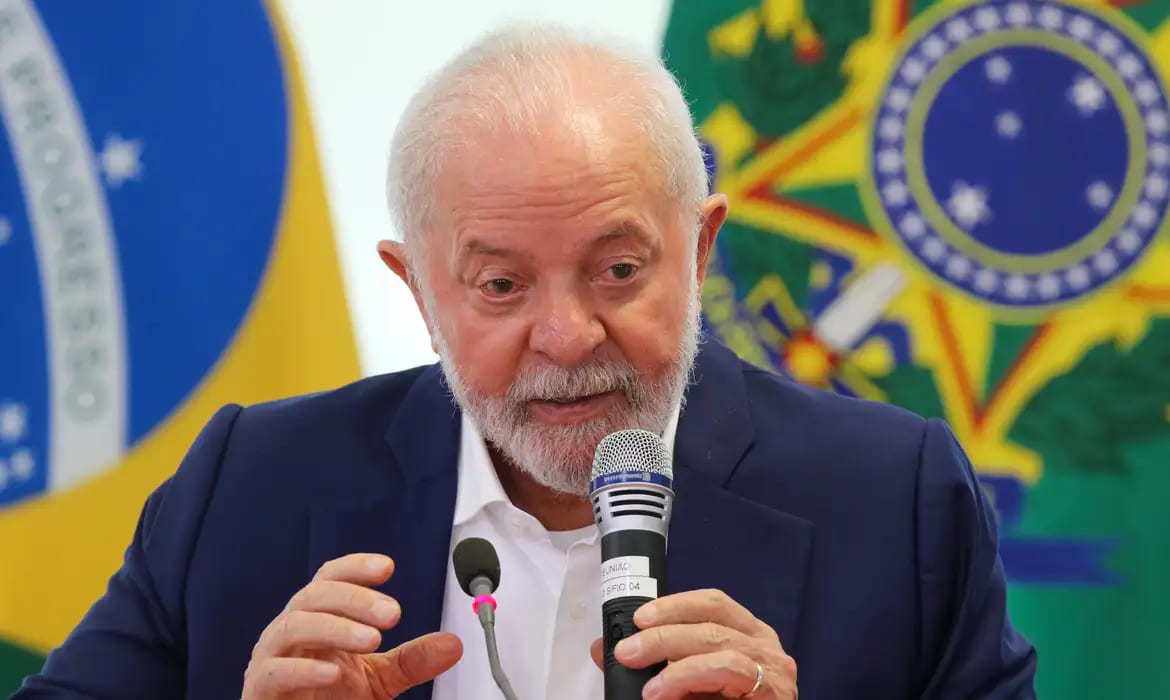 Aprovação do governo Lula cai 6 pontos em um ano, diz pesquisa PoderData