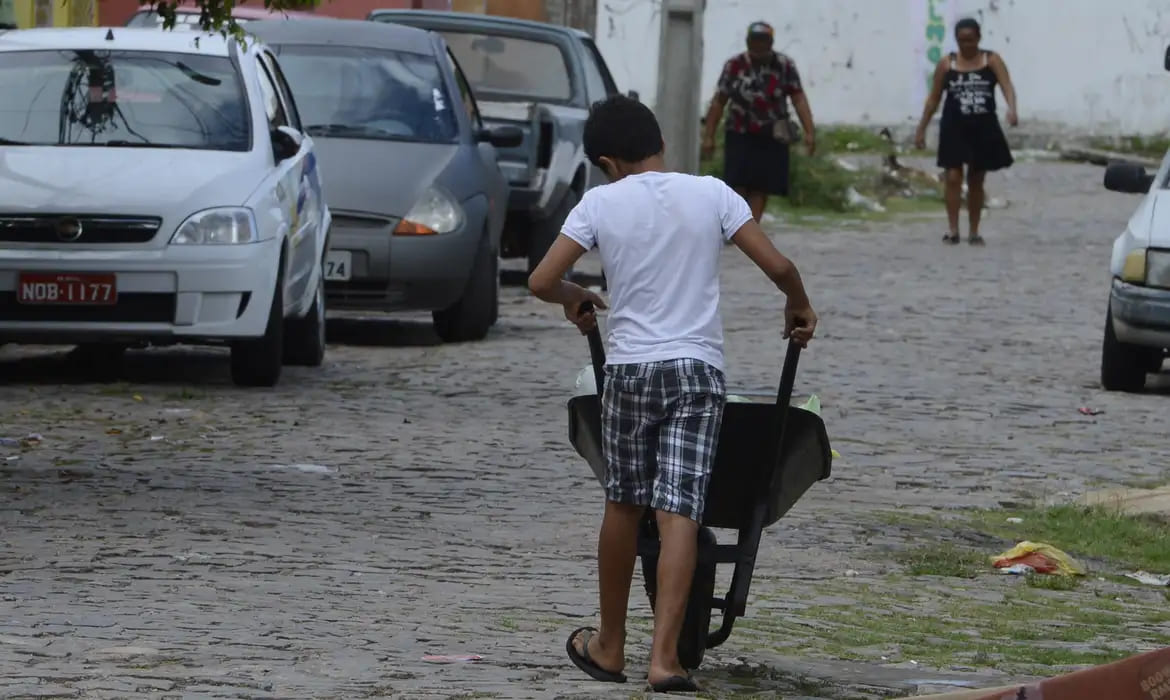 Trabalho infantil aumenta no Brasil, afirma pesquisa do IBGE