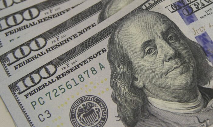 Dólar sobe a R$ 4,83 com realização e espera de medidas e dados fiscais