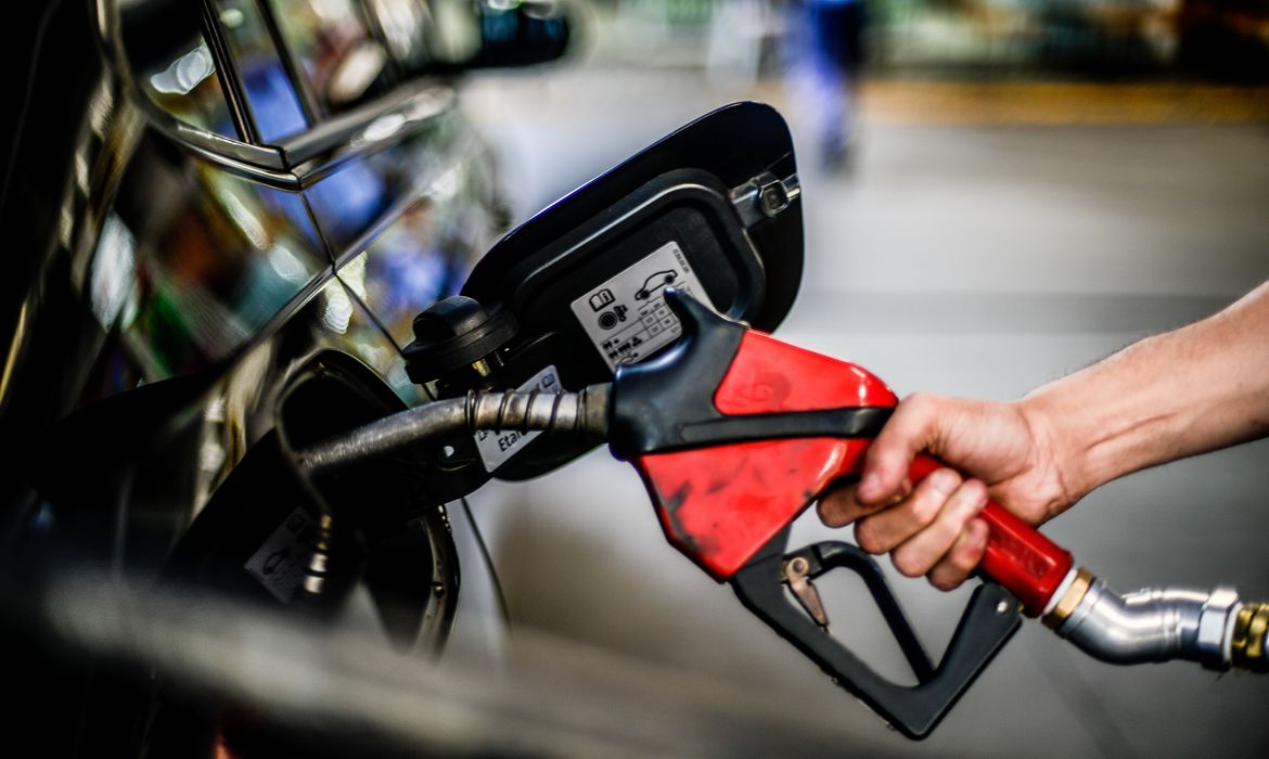 Preço do etanol cai em 17 Estados, sobe em 3 e no DF e fica estável em 6, diz ANP