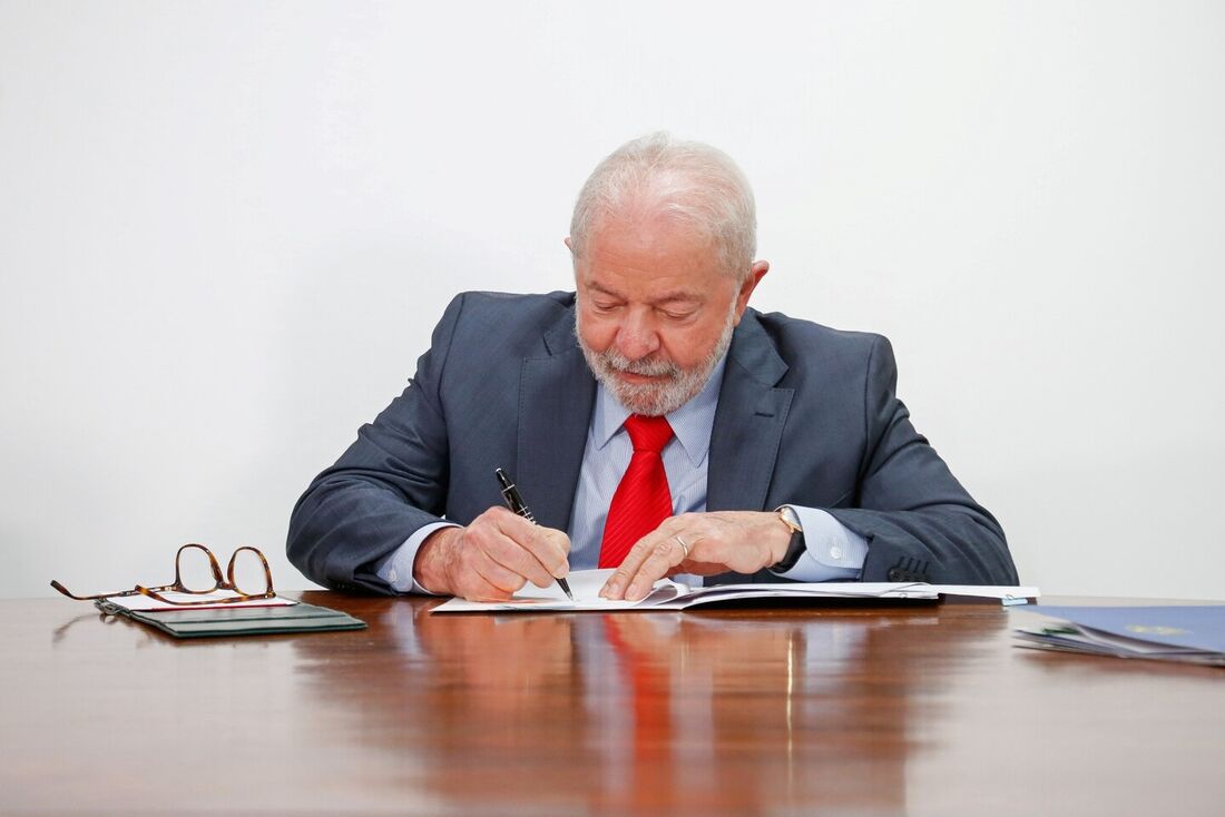 Lula assina MP que abre crédito extraordinário de R$ 93,1 bi para quitar precatórios