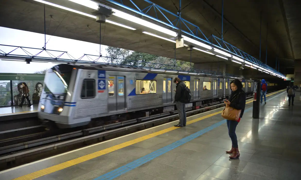 Tarifa de trem e metrô em SP vai subir para R$ 5 em 2024; valor para ônibus não muda