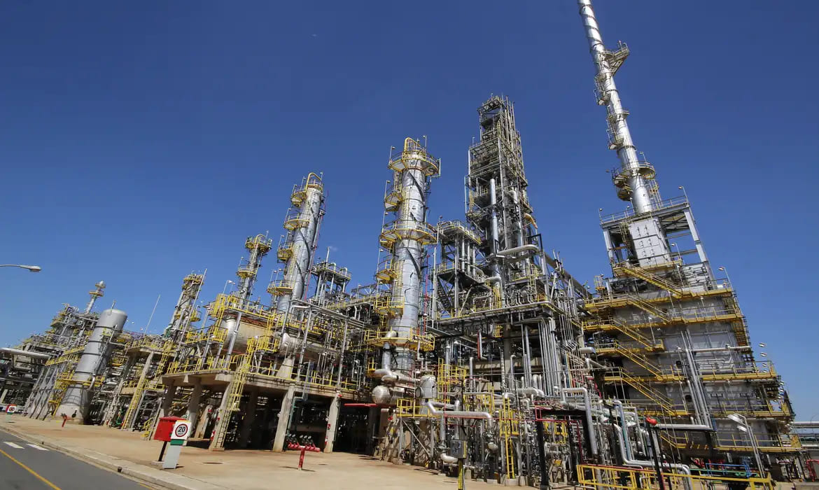 Fusão entre petroleiras pode criar 3ª maior operadora de petróleo do Brasil