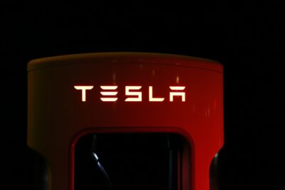 Tesla anuncia mais descontos para carros na China em meio à disputa com BYD