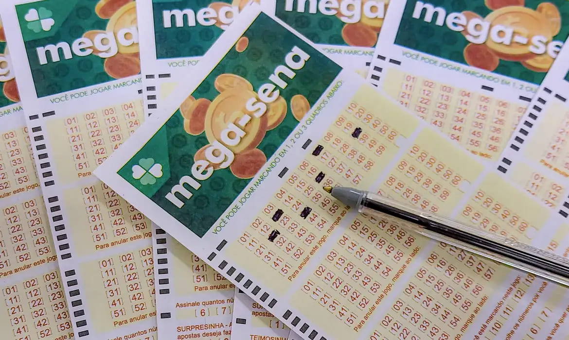 Mega-Sena acumula e pode pagar prêmio de R$ 66 milhões; veja dezenas sorteadas