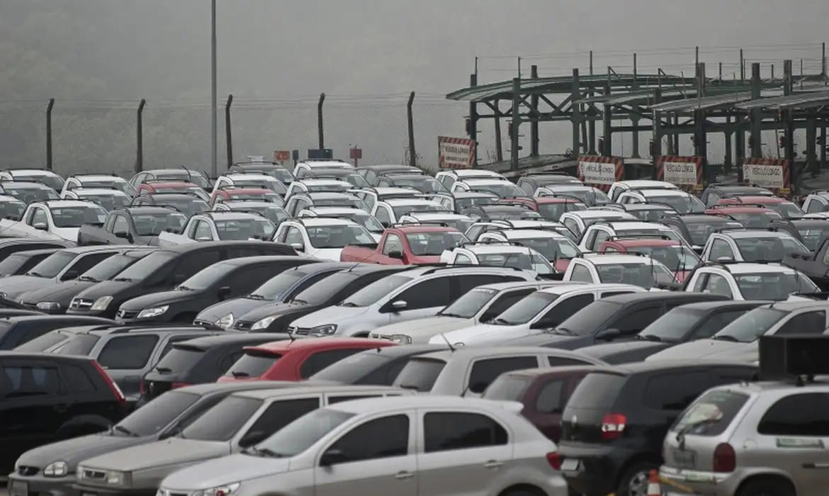 Produção de veículos cai 11,8% em março, mas cresce no trimestre