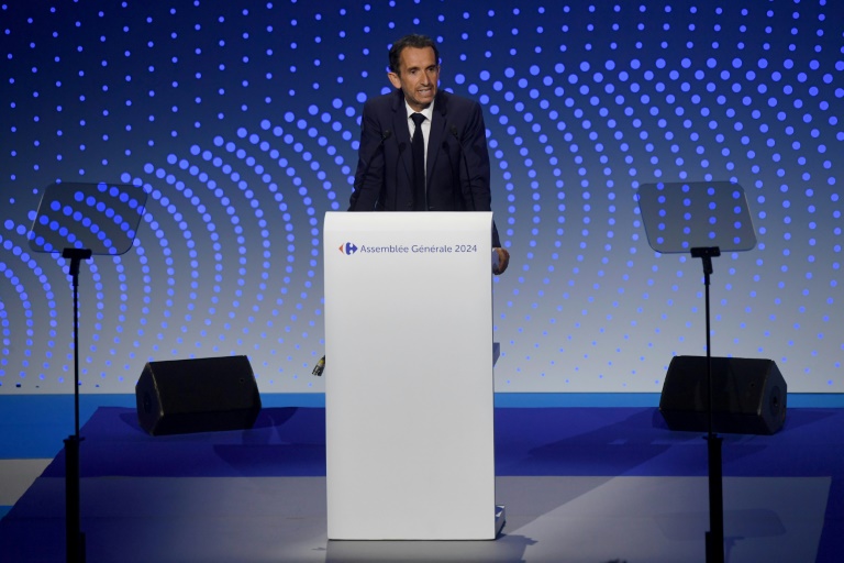 O CEO do Carrefour, Alexandre Bompard, discursa durante a assembleia geral do grupo em Paris, em 24 de maio de 2024 - AFP