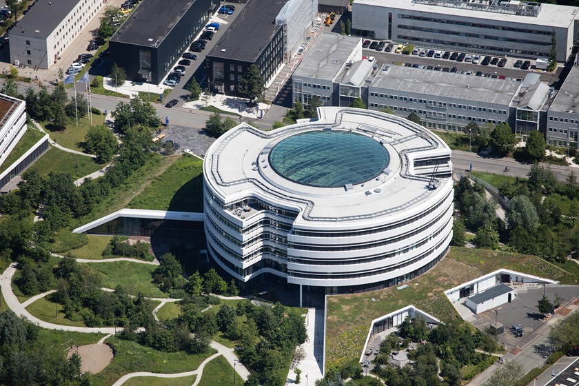 Foto aérea da sede dinamarquesa da Novo Nordisk em Bagsværd - inaugurado em 2014 pelos escritório de arquitetura Henning Larsen