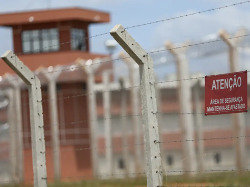 imagem de uma penitenciária de segurança máxima para ilustrar matéria sobre auxílio reclusão