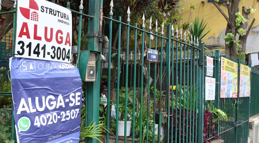 Portão de residência com anúncios de aluguel e venda