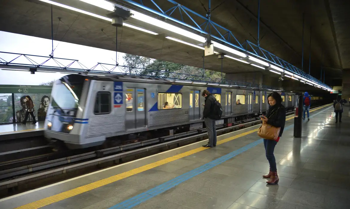 Trem metropolitano na cidade de São Paulo