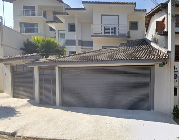 A casa que integra um dos leilões é um sobrado aqui fotografado de frente. É possível ver que ela é grande, com muitos cômodos, e uma garagem espaçosa na frente