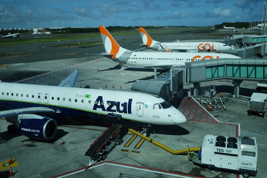 Fotografia de aviões da Azul e da Gol no aeroporto Luis Eduardo Magalhães, em Salvador