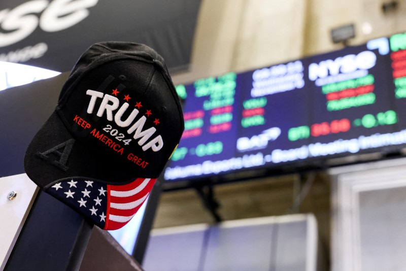 O presidente dos Estados Unidos, Donald Trump, embarca no Air Force One. 29/04/2025; wall street; bolsa de valores; s&p; Nasdaq