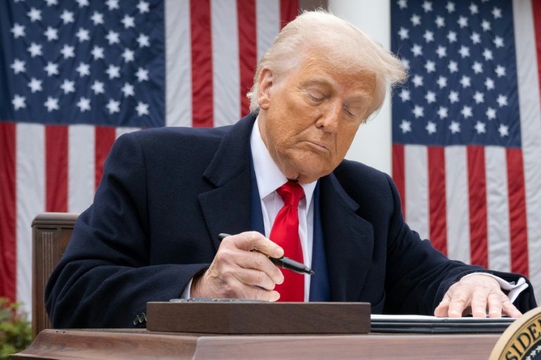 Fotografia do presidente dos EUA Donald Trump enquanto ele assina o decreto das novas alíquotas sobre tarifas sobre importação