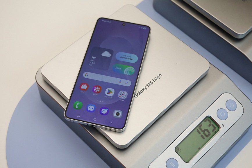 Samsung lança smartphone mais fino em corrida contra Apple