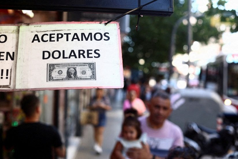 Governo Milei autoriza argentinos a usar ‘dólares do colchão’ sem ter que explicar origem