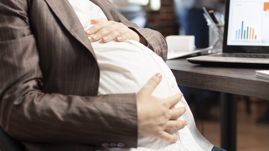 63% das organizações não possuem iniciativas de apoio para mães, aponta estudo