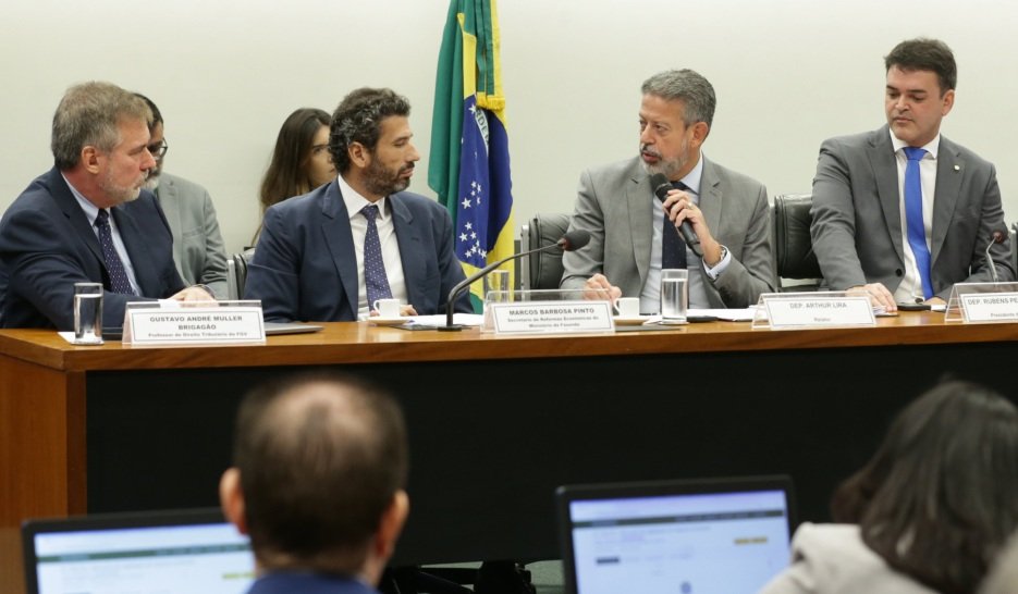 PlatôBR: Equipe econômica toureia o Congresso para aprovar isenção do Imposto de Renda