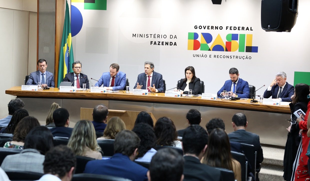 O ministro da Fazenda, Fernando Haddad, e a ministra do Planejamento e Orçamento, Simone Tebet, durante divulgação dos dados do Relatório de Avaliação de Receitas e Despesas Primárias do 2º bimestre de 2025