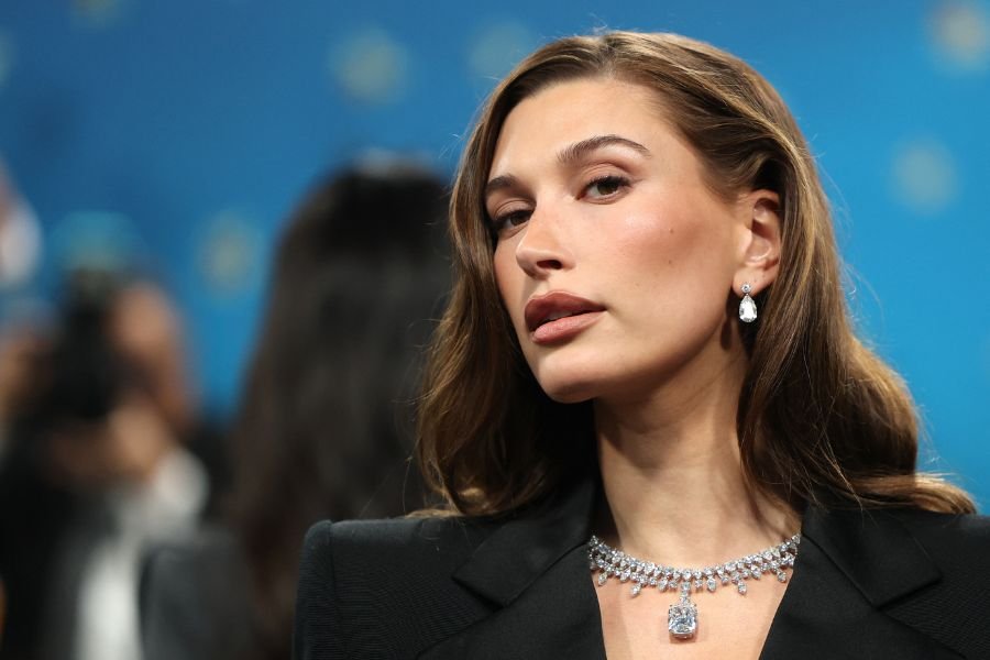 Hailey Bieber faz acordo de US$ 1 bilhão em venda de sua marca de maquiagem para a Elf Beauty